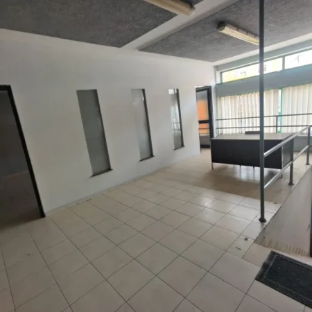 Tirane, jepet me qera ambjent biznesi Kati 2, 55 m² 300 € (STACIONI I TRENIT)