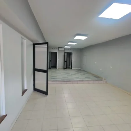 Tirane, jepet me qera ambjent biznesi Kati 2, 55 m² 300 € (STACIONI I TRENIT)