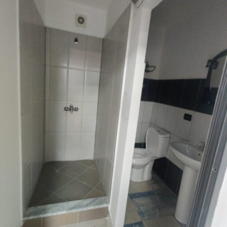 Tirane, jepet me qera ambjent biznesi Kati 2, 55 m² 300 € (STACIONI I TRENIT)