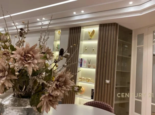 Tirane, shitet apartament 3+1 Kati 3, 181 m² 380.000 € (Ish Fusha Aviacionit)