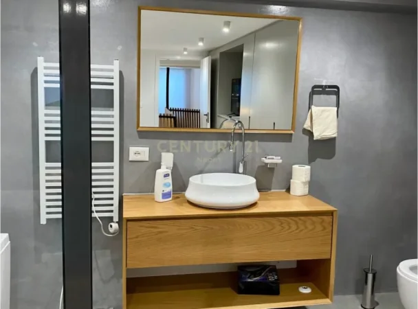 Tirane, jepet me qera apartament duplex 2+1 Kati 1, 100 m² 1.300 € (Myslym Shyri)