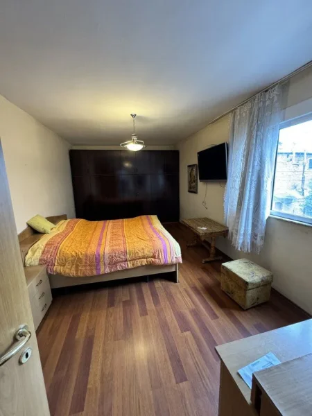 Tirane, jepet me qera apartament 4+1+Ballkon Kati 1, 200 m² 750 € (BRRYLI)