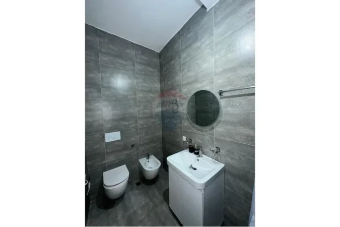 Tirane, jepet me qera apartament 1+1 Kati 7, 50 m² 550 € (KOMPLEKSI KONTAKT, 21 DHJETORI)