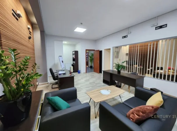 Tirane, jepet me qera zyre Kati 1, 122 m² 1.515 € (21 Dhjetori)