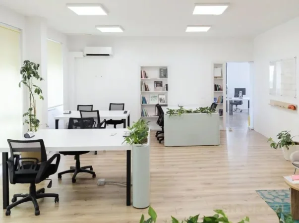 Tirane, jepet me qera zyre Kati 4, 110 m² 2.200 € (Ministria e Jashtme)