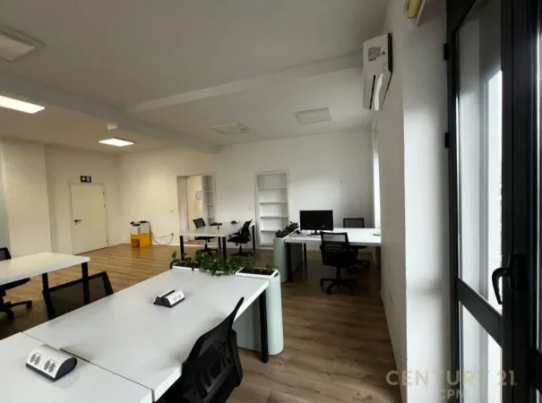 Tirane, jepet me qera zyre Kati 4, 110 m² 2.200 € (Ministria e Jashtme)