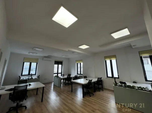 Tirane, jepet me qera zyre Kati 4, 110 m² 2.200 € (Ministria e Jashtme)