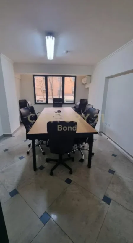 Tirane, jepet me qera zyre Kati 2, 350 m² 6.000 € (Ish Blloku)