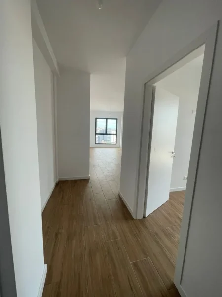 Tirane, jepet me qera zyre Kati 8, 88 m² 800 € (Rruga Hoxha Tahsim)