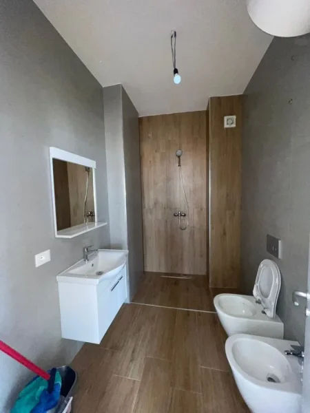 Tirane, jepet me qera zyre Kati 8, 88 m² 800 € (Rruga Hoxha Tahsim)
