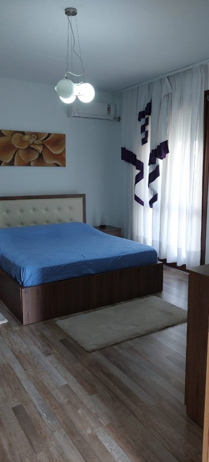 Tirane, jepet me qera apartament 2+1+Ballkon Kati 2, 100 m² 550 € (Kopshti Botanik)