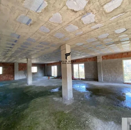 Tirane, jepet me qera magazine Kati 2, 600 m² 700 € (VORE)