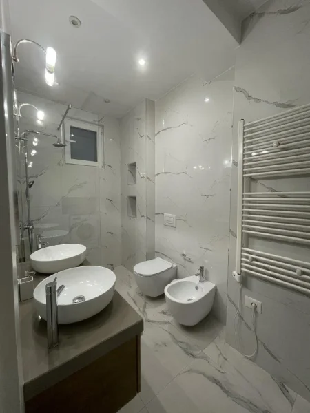 Tirane, jepet me qera apartament 1+1+Aneks+Ballkon Kati 2, 100 m² 750 € (Porcelan)