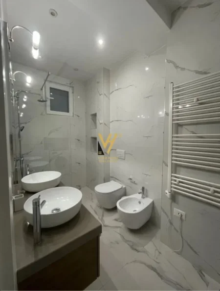 Tirane, jepet me qera apartament 2+1+Ballkon Kati 2, 83 m² 750 € (PORCELAN)