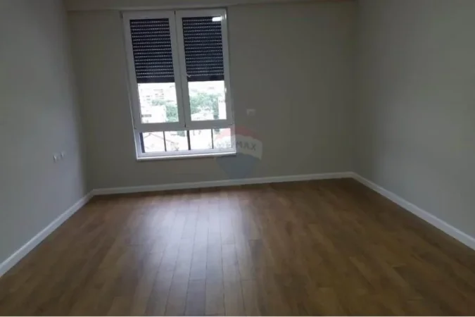 Tirane, jepet me qera zyre Kati 4, 115 m² 1.000 € (Myslym Shyri)