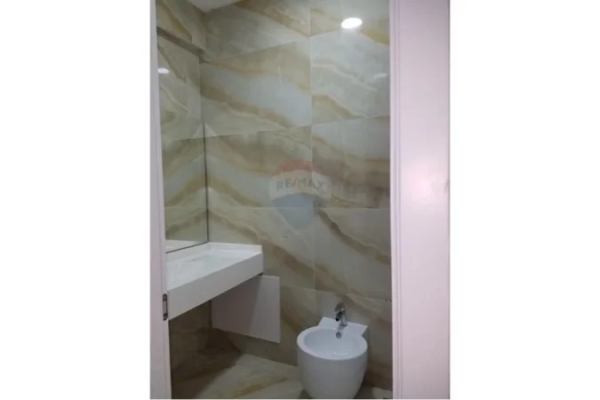 Tirane, jepet me qera zyre Kati 4, 115 m² 1.000 € (Myslym Shyri)
