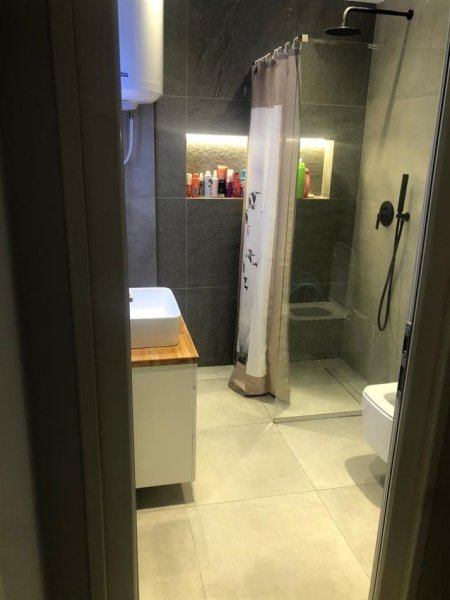 Tirane, jepet me qera apartament 2+1 Kati 5, 100 m² 650 € (Komuna e Parisit)