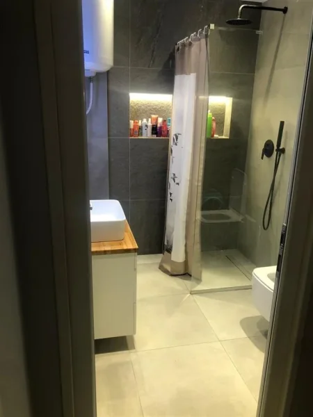 Tirane, jepet me qera apartament 2+1 Kati 5, 100 m² 650 € (Komuna e Parisit)