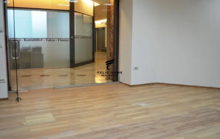 Tirane, jepet me qera dyqan Kati 0, 35 m² 1.300 € (RRUGA E DURRESIT)