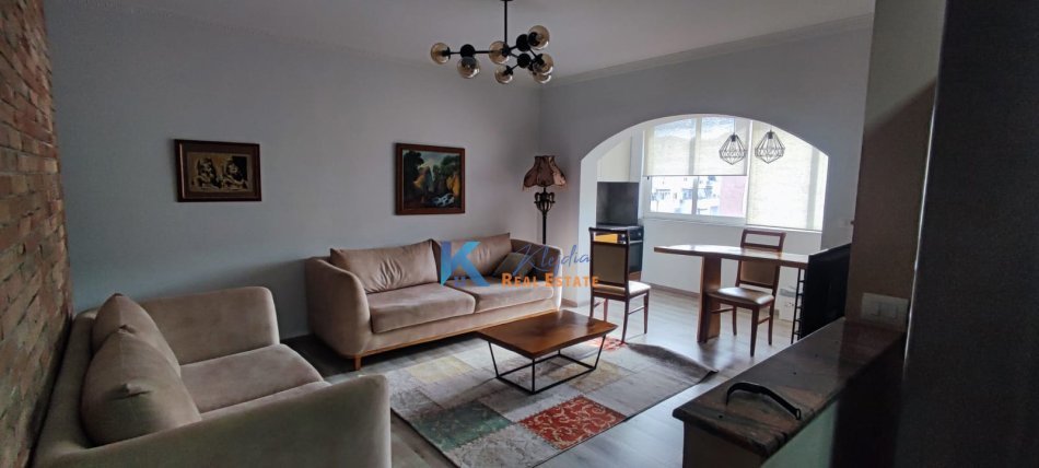 Tirane, jap me qera apartament 1+1+Ballkon Kati 9, 80 m² 550 € (Komuna e Parisit)