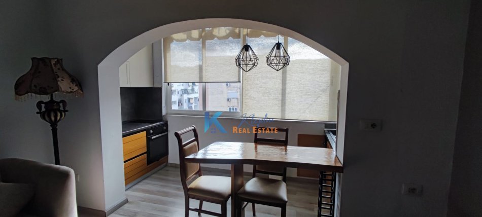 Tirane, jap me qera apartament 1+1+Ballkon Kati 9, 80 m² 550 € (Komuna e Parisit)