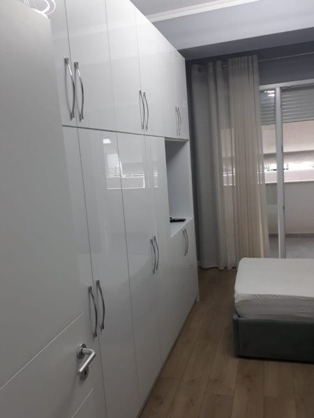 Tirane, jepet me qera apartament 1+1+Ballkon Kati 5, 40 m²  (RRUGA E DIBRES)