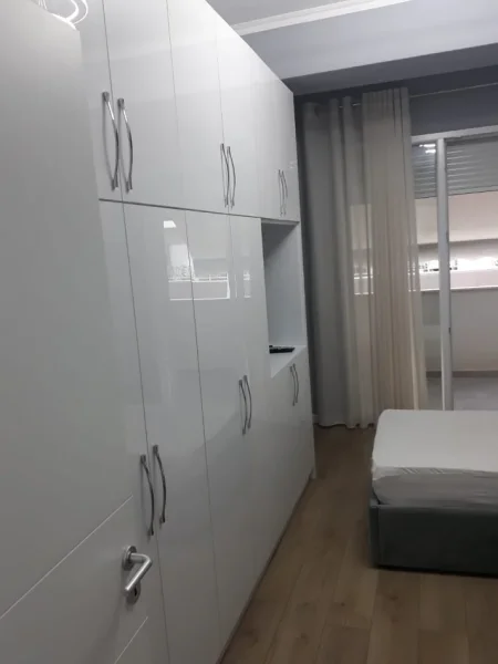 Tirane, jepet me qera apartament 1+1+Ballkon Kati 5, 40 m²  (RRUGA E DIBRES)