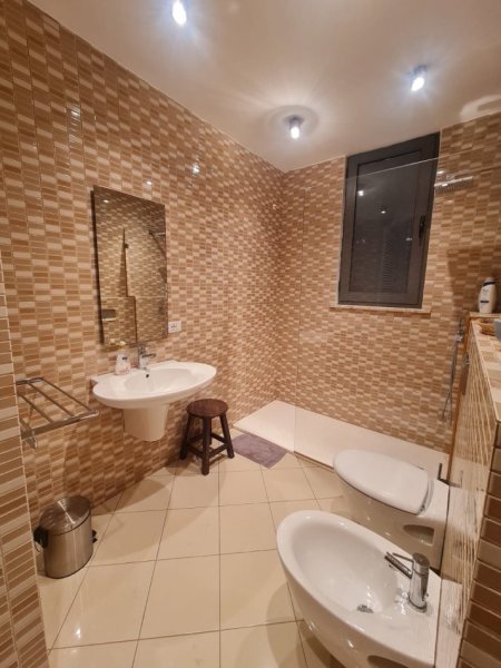 Tirane, jepet me qera apartament 1+1 Kati 7, 66 m² 700 € (Sheshi Wilson)