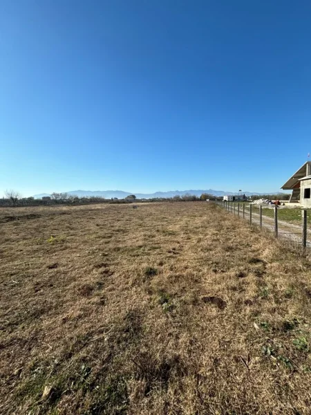 Shkoder, shitet toke(nderrohet), 4.400 m² ish-Fusha e Aviacionit.