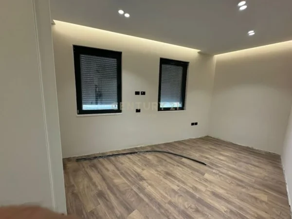 Tirane, shes apartament 3+1+Aneks+Ballkon Kati 2, 137 m² 274.000 € (Liqeni i Thate)