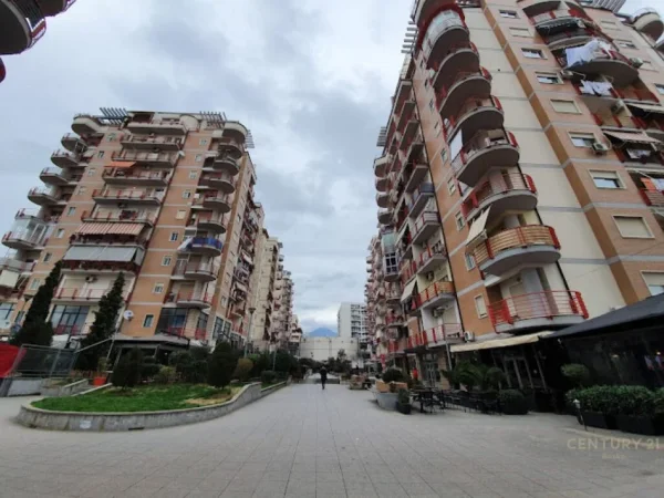 Tirane, jepet me qera bar-kafe Kati 0, 150 m² 1.700 € (Kompleksi Vizion Plus)