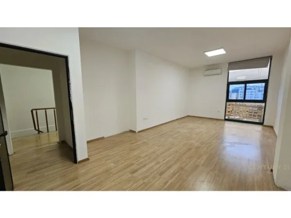 Tirane, jepet me qera zyre Kati 7, 147 m² 1.500 € (Sheshi Skenderbej)