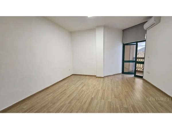 Tirane, jepet me qera zyre Kati 7, 147 m² 1.500 € (Sheshi Skenderbej)