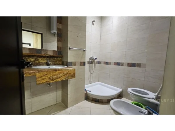 Tirane, jepet me qera zyre Kati 7, 147 m² 1.500 € (Sheshi Skenderbej)