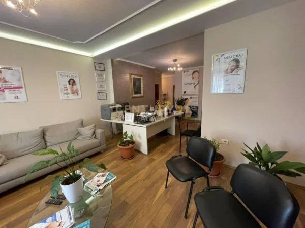 Tirane, jepet me qera zyre Kati 2, 170 m² 1.500 € (Materniteti i Ri)