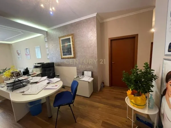 Tirane, jepet me qera zyre Kati 2, 170 m² 1.500 € (Materniteti i Ri)