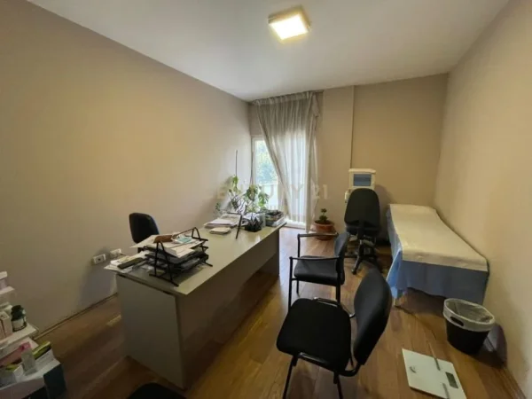 Tirane, jepet me qera zyre Kati 2, 170 m² 1.500 € (Materniteti i Ri)