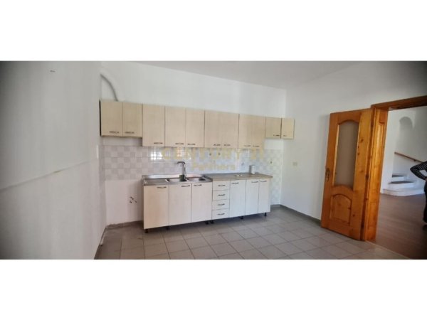 Tirane, jepet me qera Vile 2 Katshe Kati 2, 120 m² 1.000 € (Hotel Mondial)