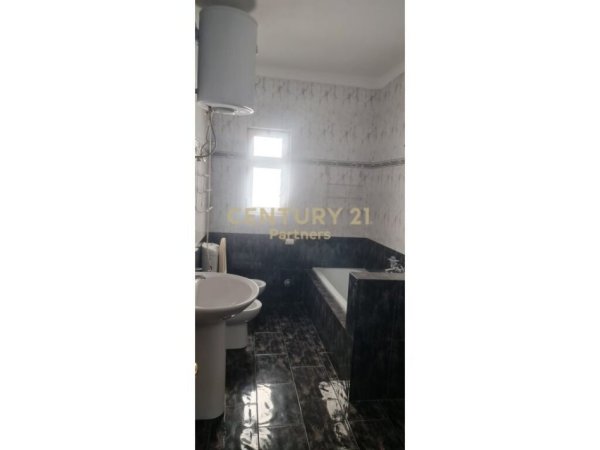 Tirane, jepet me qera Vile 2 Katshe Kati 2, 120 m² 1.000 € (Hotel Mondial)