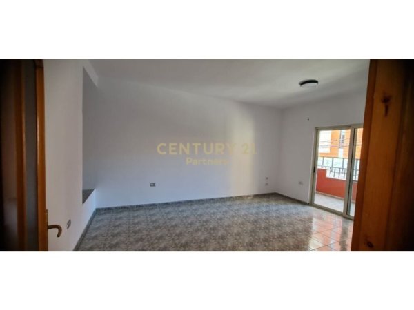 Tirane, jepet me qera Vile 2 Katshe Kati 2, 120 m² 1.000 € (Hotel Mondial)