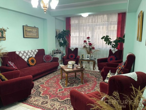 Tirane, jepet me qera apartament 3+1+Aneks+Ballkon Kati 3, 136 m² 800 € (Sheshi Willson)