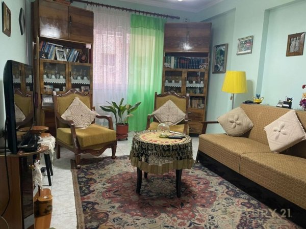 Tirane, jepet me qera apartament 3+1+Aneks+Ballkon Kati 3, 136 m² 800 € (Sheshi Willson)