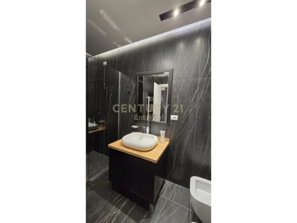 Tirane, jepet me qera apartament 2+1+Aneks+Ballkon Kati 5, 123 m² 1.800 € (Ambassador 3)