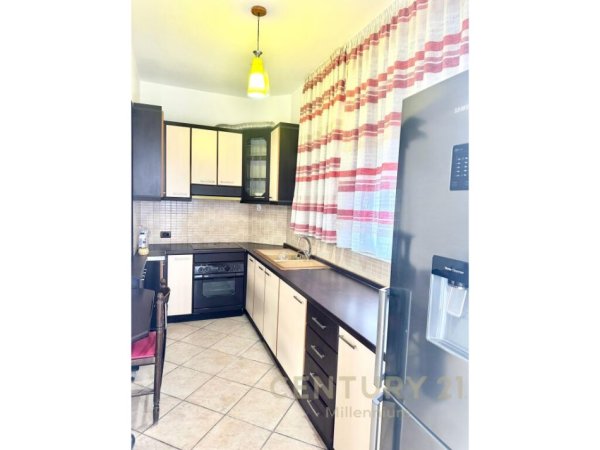 Tirane, jepet me qera apartament 2+1+Aneks+Ballkon Kati 3, 95 m² 600 € (21 Dhjetori)