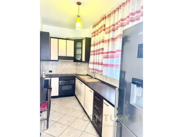 Tirane, jepet me qera apartament 2+1+Aneks+Ballkon Kati 3, 95 m² 600 € (21 Dhjetori)