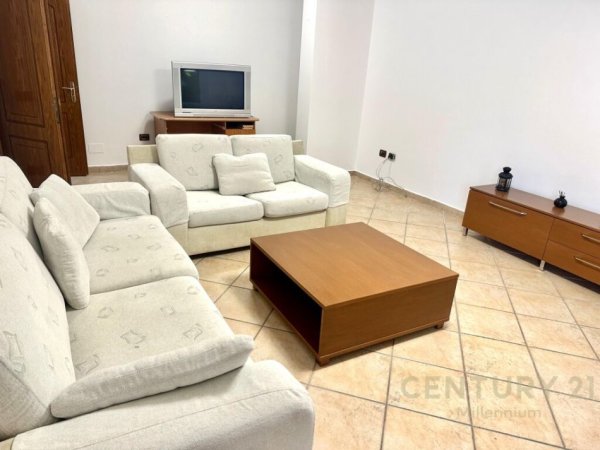 Tirane, jepet me qera apartament 2+1+Aneks+Ballkon Kati 3, 95 m² 600 € (21 Dhjetori)