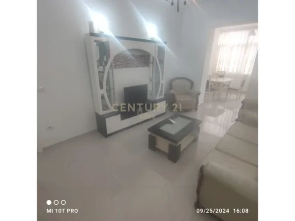 Tirane, jepet me qera apartament 2+1+Aneks+Ballkon Kati 3, 63 m² 650 € (Pallatet Agimi)
