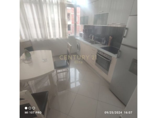 Tirane, jepet me qera apartament 2+1+Aneks+Ballkon Kati 3, 63 m² 650 € (Pallatet Agimi)
