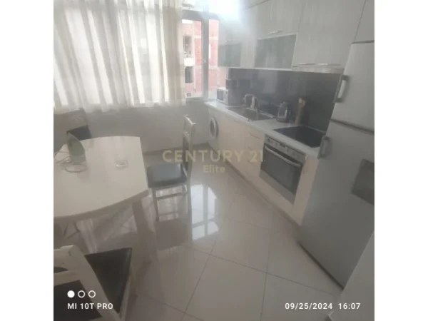 Tirane, jepet me qera apartament 2+1+Aneks+Ballkon Kati 3, 63 m² 650 € (Pallatet Agimi)