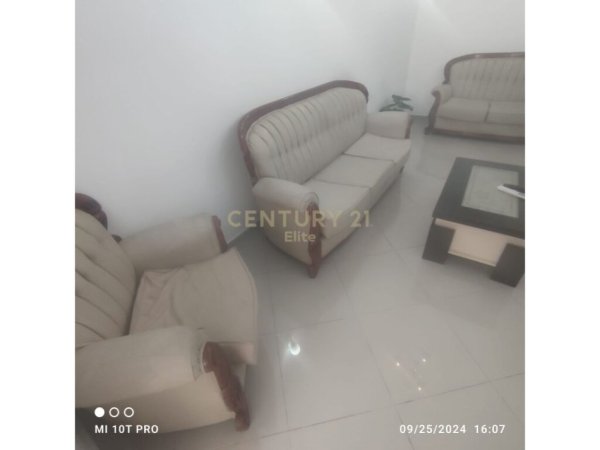 Tirane, jepet me qera apartament 2+1+Aneks+Ballkon Kati 3, 63 m² 650 € (Pallatet Agimi)